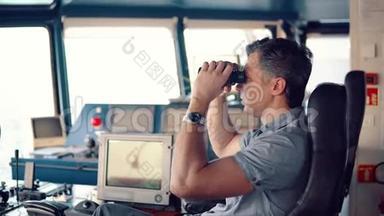航海观察期间的官员通过望远镜观察